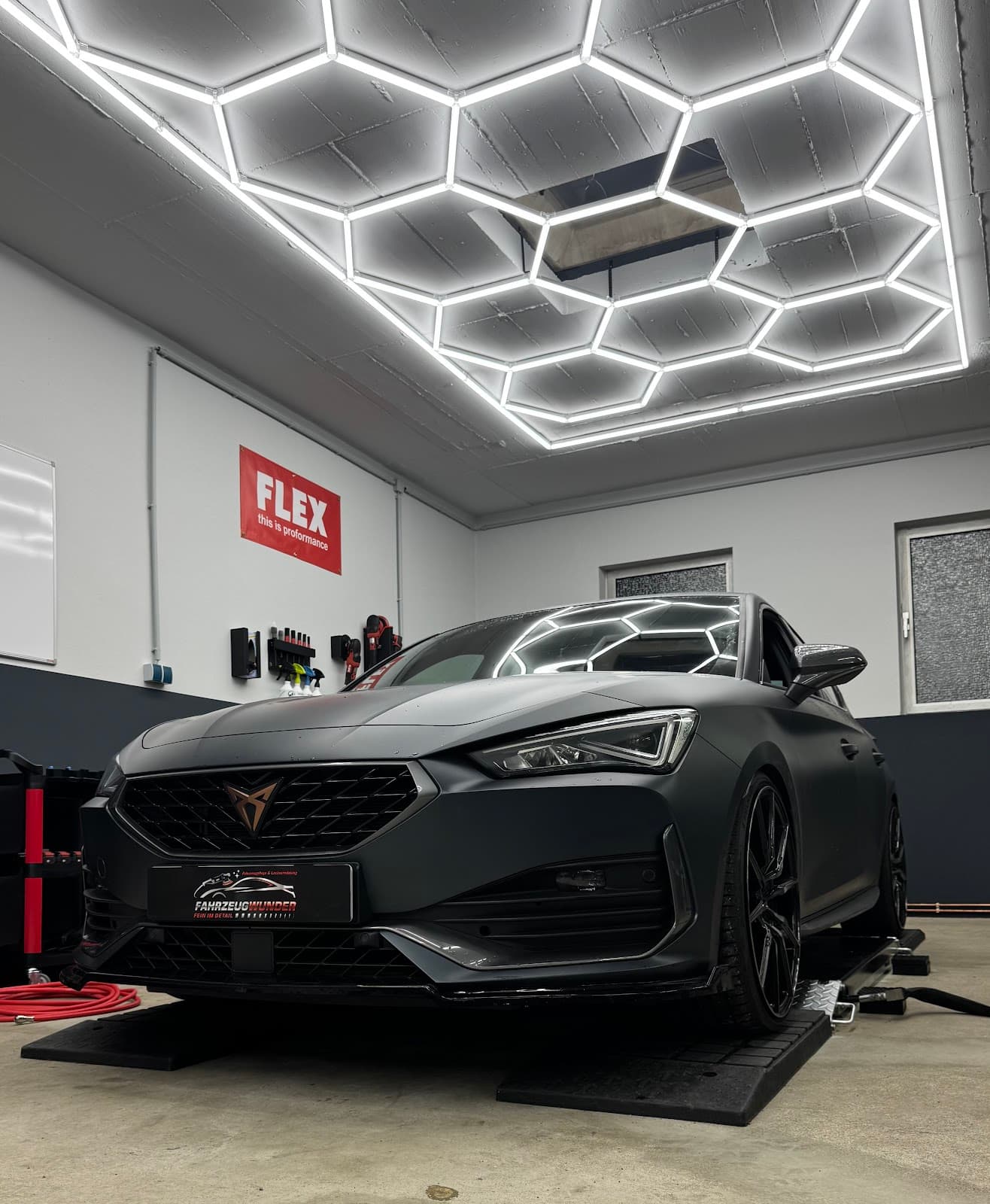 Cupra Leon in Mattgrau