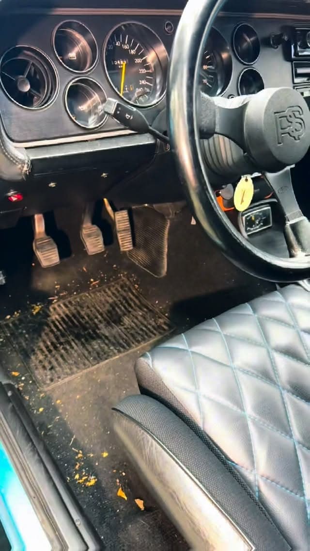 Oldtimer-Cockpit vor der Aufbereitung