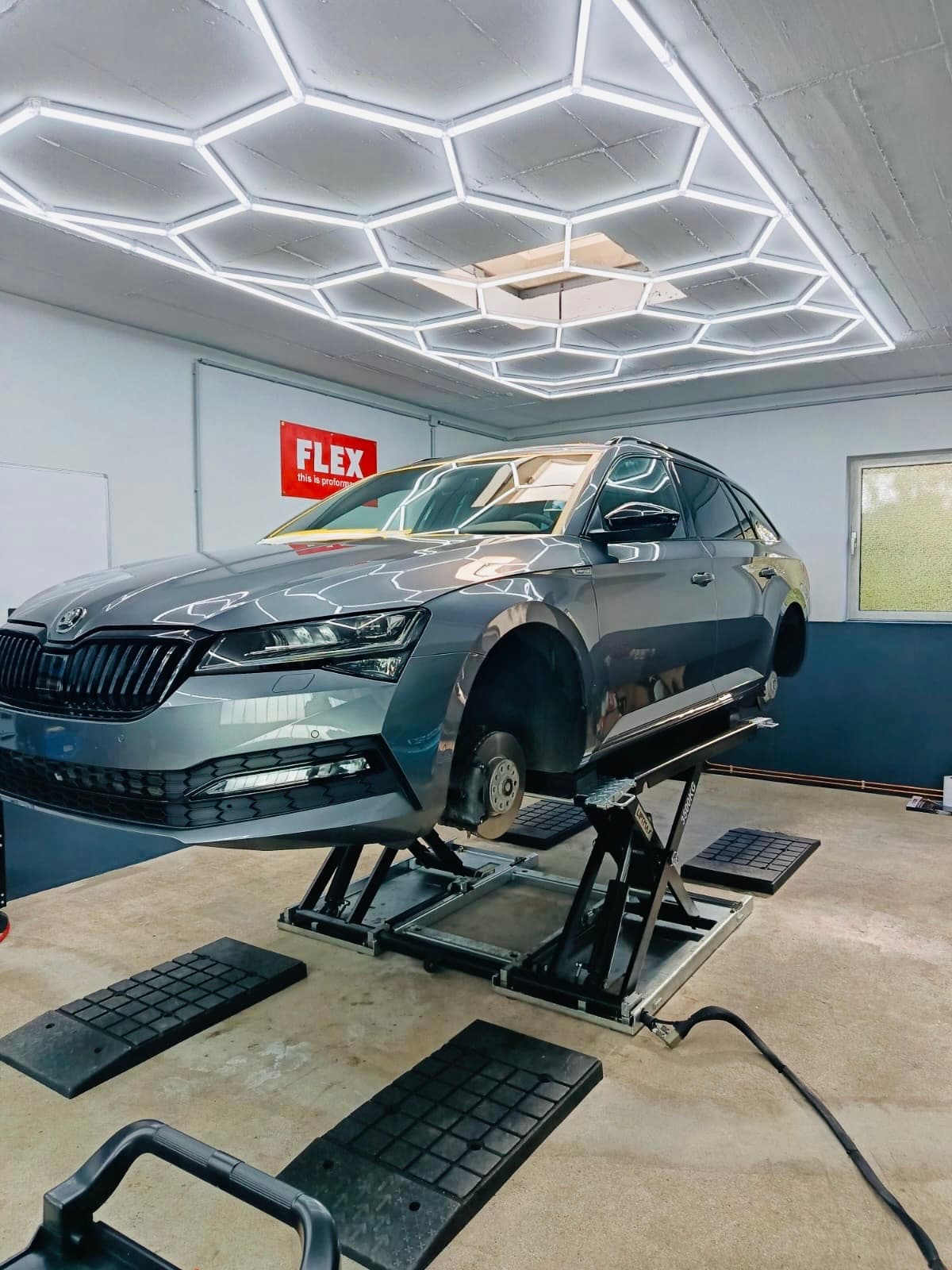 Škoda Superb mit demontierten Rädern