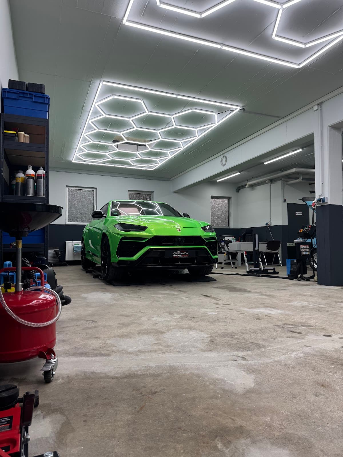 Lamborghini Urus unter der LED-Decke